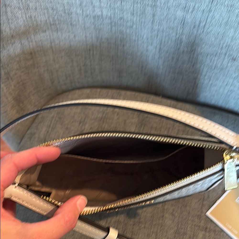 Authentic Michael Kors White Crossbody Bag with Gold-Tone Hardware - Picture 3 of 5